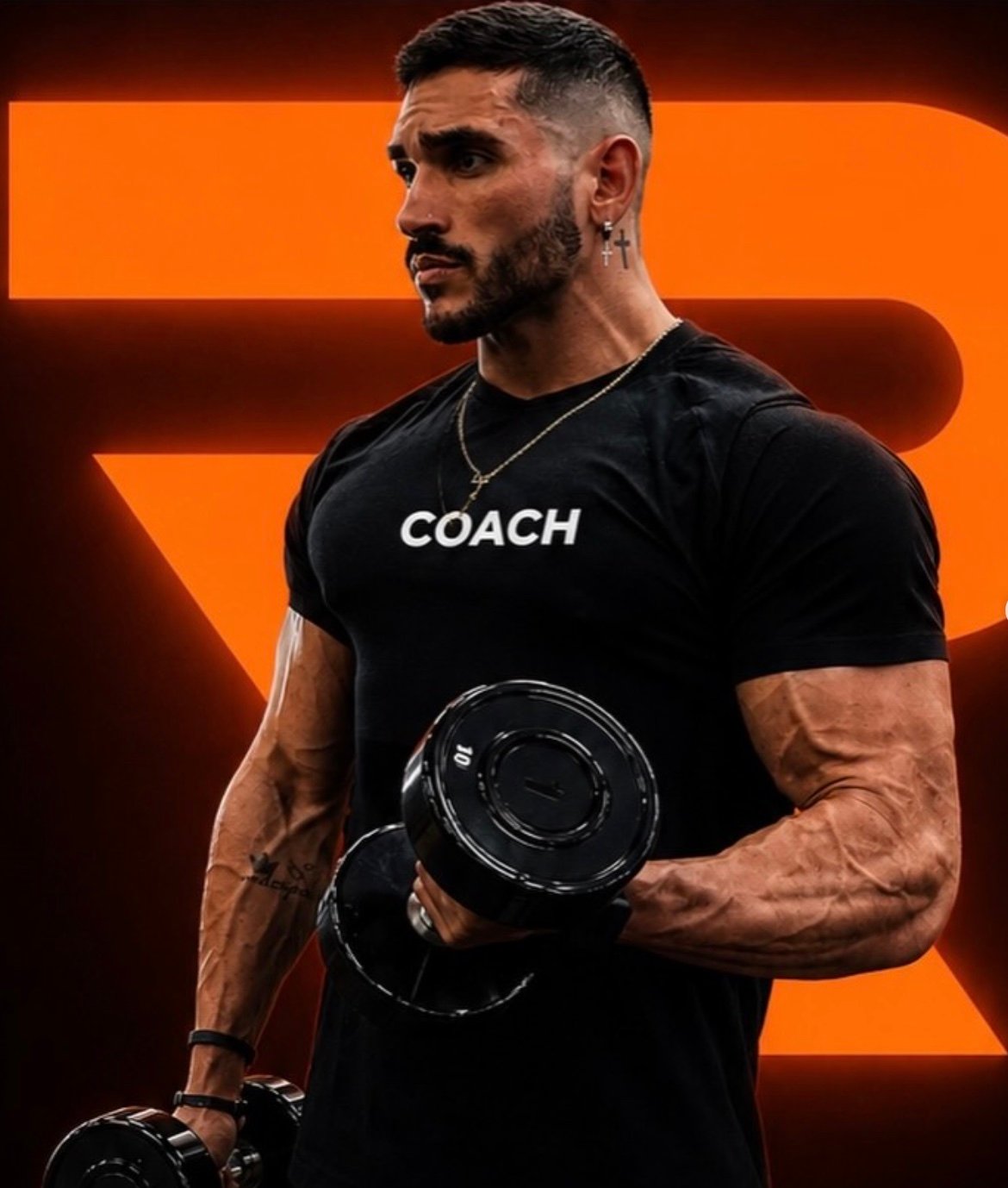Renan Pina com halteres, de camiseta preta
